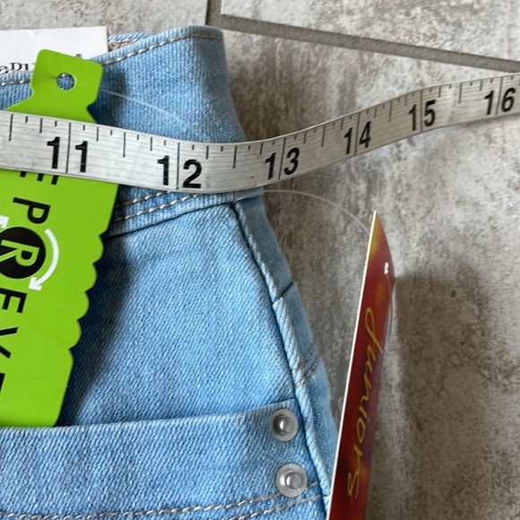 WBB YMI,High rise short Hug you in the right place,size 1/25 denim short/Juniors - Picture 3 of 4